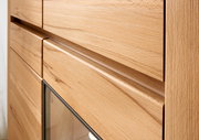Nahaufnahme einer Wandkombination aus Holz mit glatter Oberfläche und klaren Linien, seitliche Perspektive.