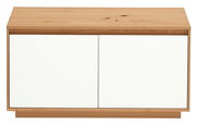 Modernes Sideboard aus hellem Holz mit zwei weißen, grifflosen Türen, Frontansicht auf weißem Hintergrund