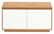 Modern dressoir van licht hout met twee witte deuren zonder handgrepen, vooraanzicht op een witte achtergrond