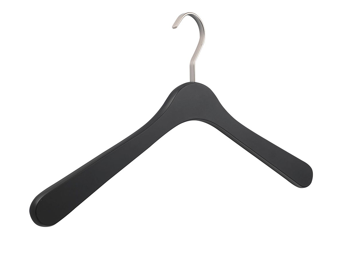 Schwarzer Kleiderbügel aus Holz mit Metallhaken, Frontalansicht