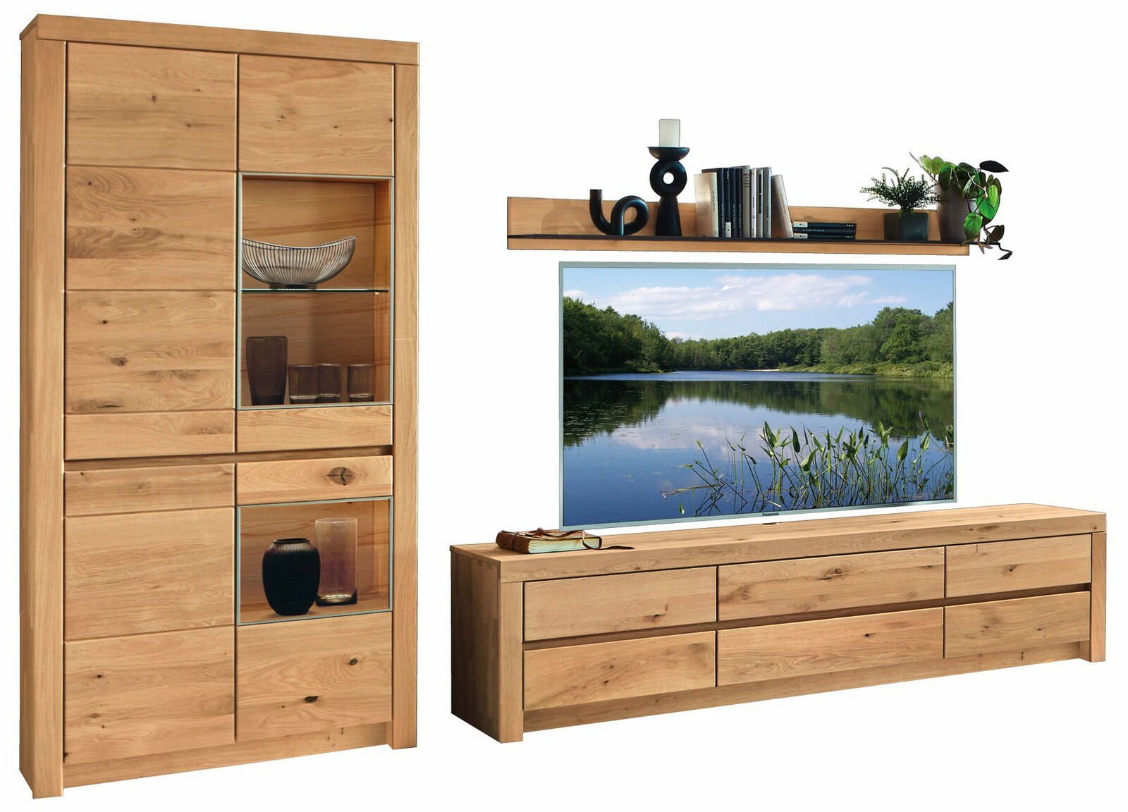 Wandkombination aus Holz mit Vitrine, Regal und TV-Board, frontal betrachtet.