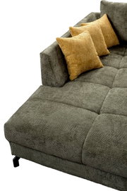 Graues, gepolstertes Stoff-Chaiselongue-Sofa mit Steppung und drei gelben Kissen, Detailansicht aus schräger Vorderseitenperspektive