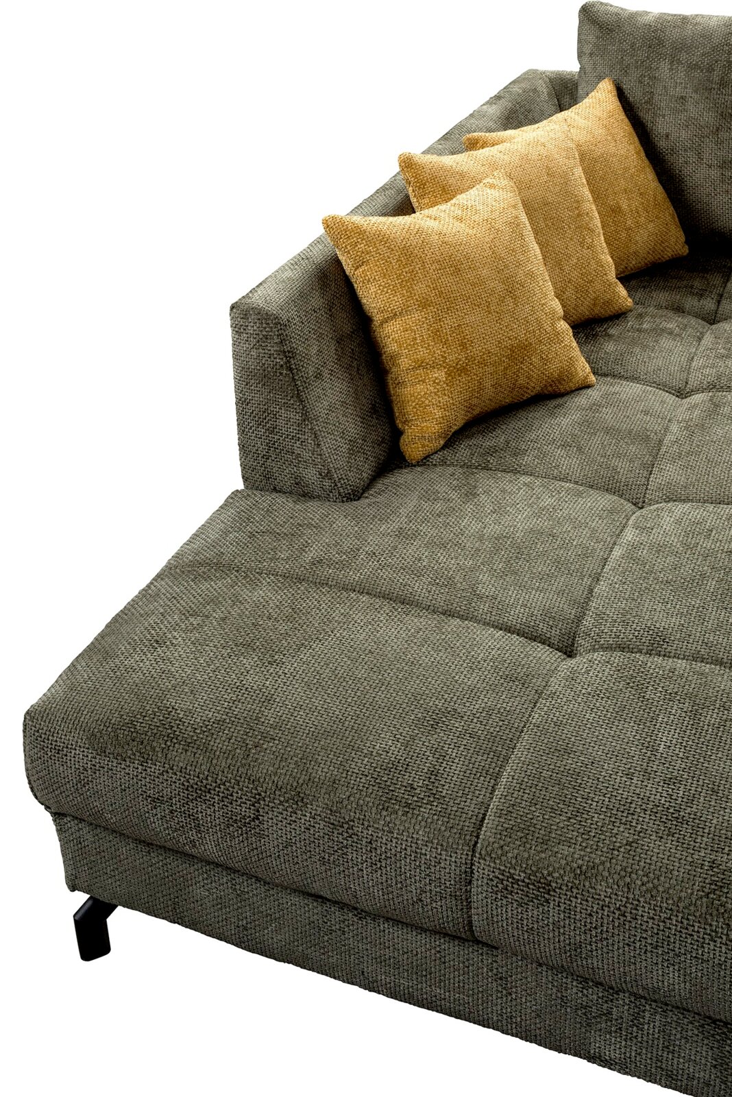 Graues, gepolstertes Stoff-Chaiselongue-Sofa mit Steppung und drei gelben Kissen, Detailansicht aus schräger Vorderseitenperspektive