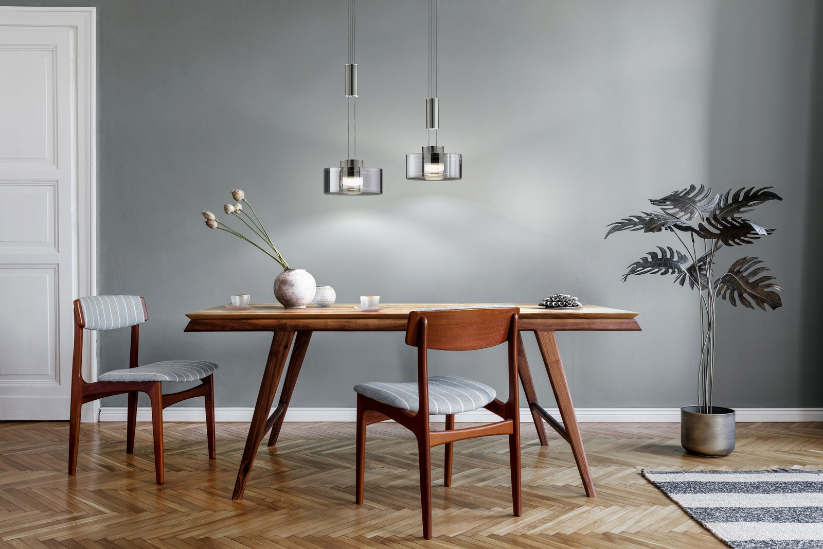 Fischer & Honsel Pendelleuchte LAVIN Moderne Pendelleuchte Lavin in einem stilvollen Esszimmer, aus der Perspektive von vorne betrachtet.