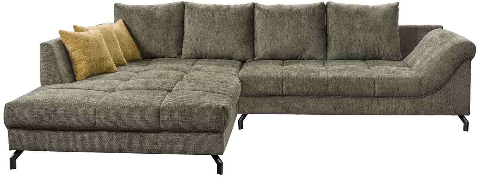 Modernes graugrünes Stoff-Ecksofa mit linksseitiger Ottomane, gesteppter Sitzfläche, fünf Rückenkissen, zwei gelben Zierkissen und schwarzen Metallfüßen, Frontansicht leicht schräg von vorn