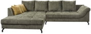 Modernes graugrünes Stoff-Ecksofa mit linksseitiger Ottomane, gesteppter Sitzfläche, fünf Rückenkissen, zwei gelben Zierkissen und schwarzen Metallfüßen, Frontansicht leicht schräg von vorn