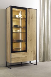 Moderne Vitrine aus Holz mit Glastüren, beleuchtetem Innenraum und Metallrahmen, seitliche Perspektive.