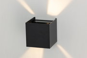 Schwarze LED-Wandleuchte in Würfelform, die von der Seite betrachtet wird und Lichtstrahlen nach oben und unten abgibt.