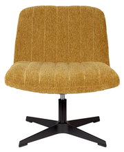 Gelber Sessel mit gestreiftem Stoffbezug und schwarzem Metallfuß, Frontalansicht