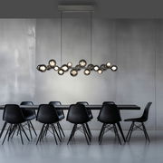 Moderne LED-Pendelleuchte über einem Esstisch, seitliche Perspektive