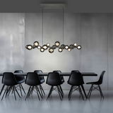 Moderne LED-Pendelleuchte über einem Esstisch, seitliche Perspektive