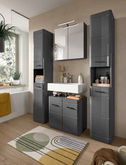 Moderner Hochschrank in einem stilvollen Badezimmer, frontal betrachtet, mit glänzender grauer Oberfläche und mehreren Fächern zur Aufbewahrung.