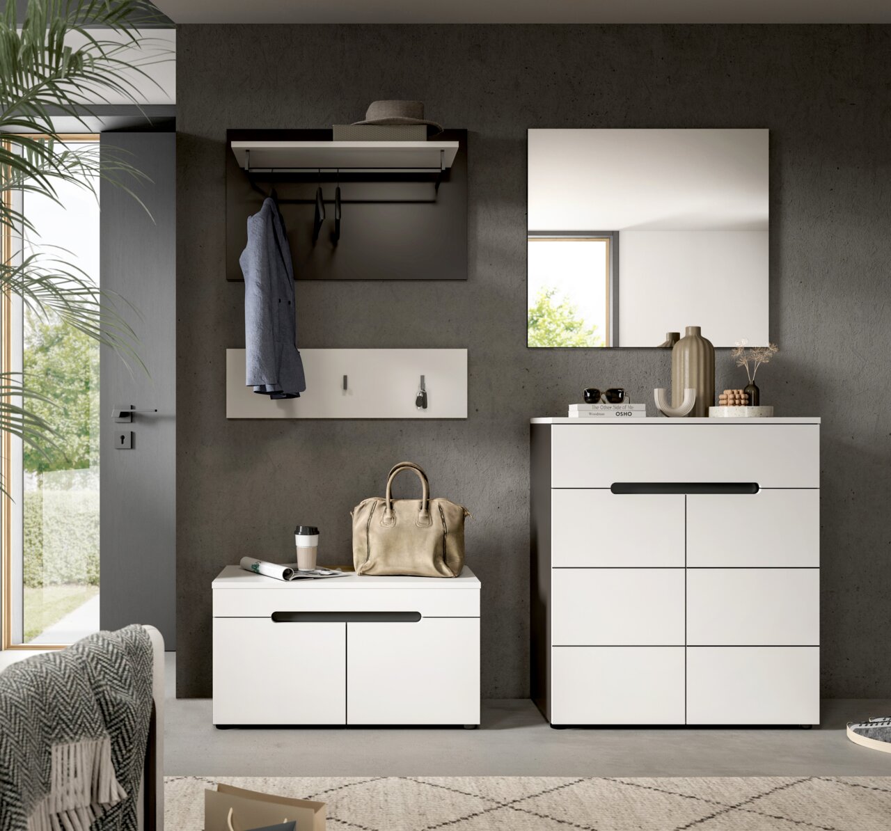 Moderne Flurgarderobe mit weißer Kommode und Sitzbank, schwarzer Wandgarderobe mit Ablage und Haken sowie rechteckigem Spiegel an grauer Wand, frontal aus leicht erhöhter Perspektive