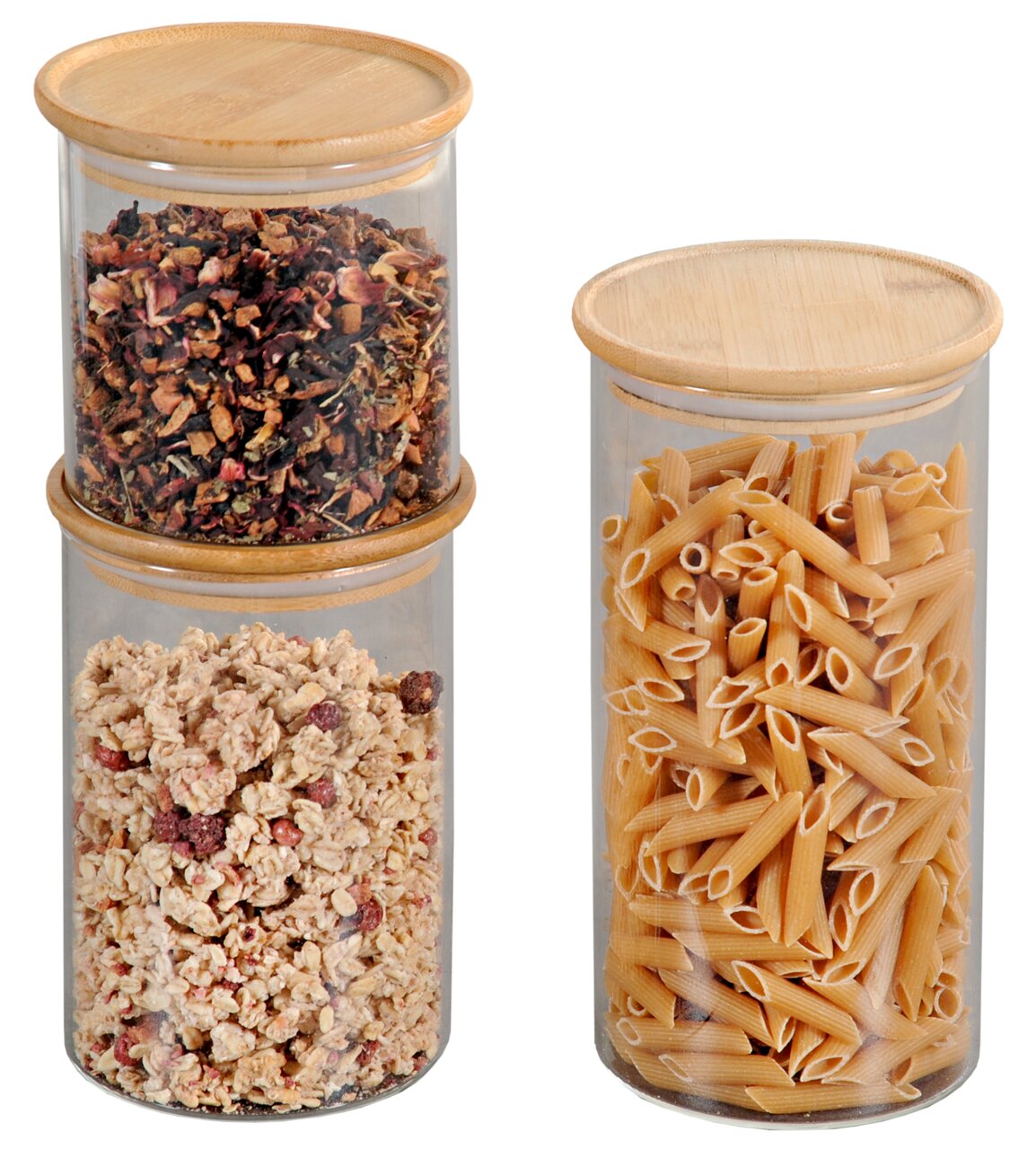 Drei zylindrische Aufbewahrungsgläser mit Bambusdeckeln, gefüllt mit Tee, Müsli und Nudeln, aus der Frontalperspektive.