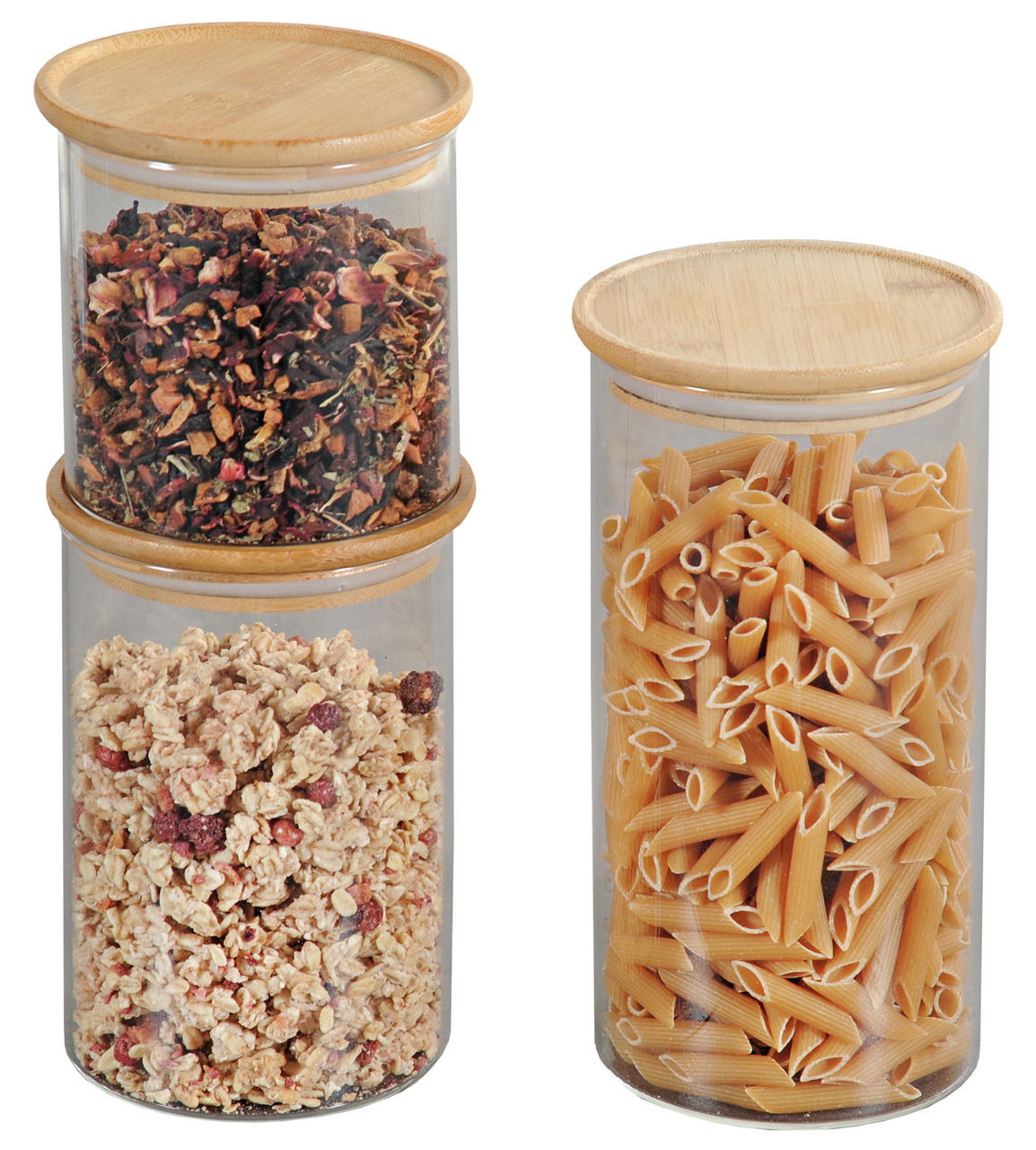 Drei zylindrische Aufbewahrungsgläser mit Bambusdeckeln, gefüllt mit Tee, Müsli und Nudeln, aus der Frontalperspektive.