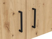 Nahaufnahme eines Holzschranks mit zwei schwarzen Griffen, Frontansicht