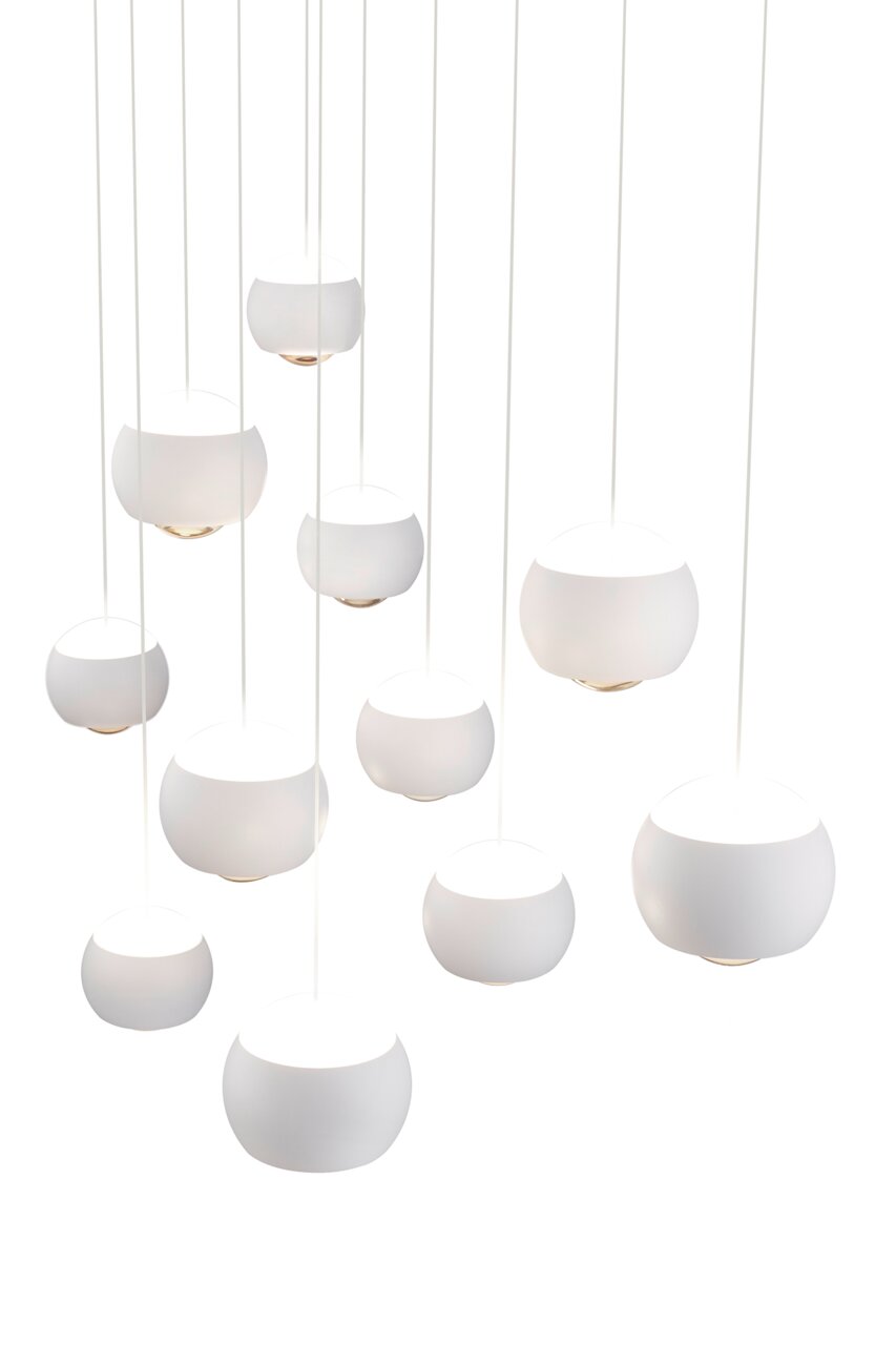 Moderne hanglamp CANNON met meerdere witte, bolvormige lampenkappen, gezien van bovenaf.