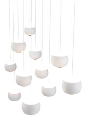 Moderne hanglamp CANNON met meerdere witte, bolvormige lampenkappen, gezien van bovenaf.