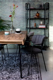 Grauer Armlehnenstuhl an einem Holztisch in einem modernen Esszimmer, seitliche Perspektive