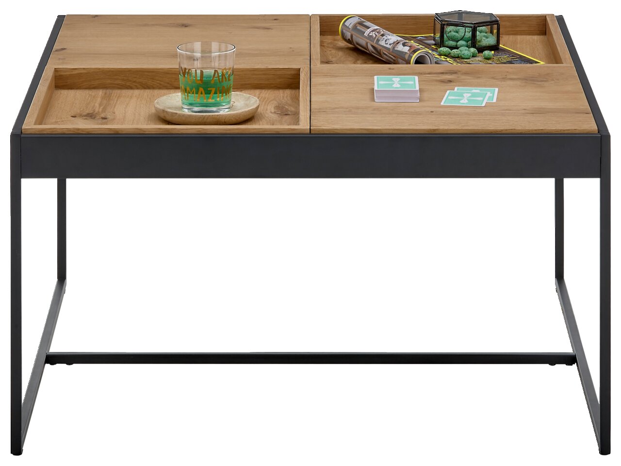 Moderner Couchtisch mit Holzplatte und schwarzem Metallgestell, frontal fotografiert. Auf der Tischplatte befinden sich ein Glas, Zeitschriften und Dekoration.