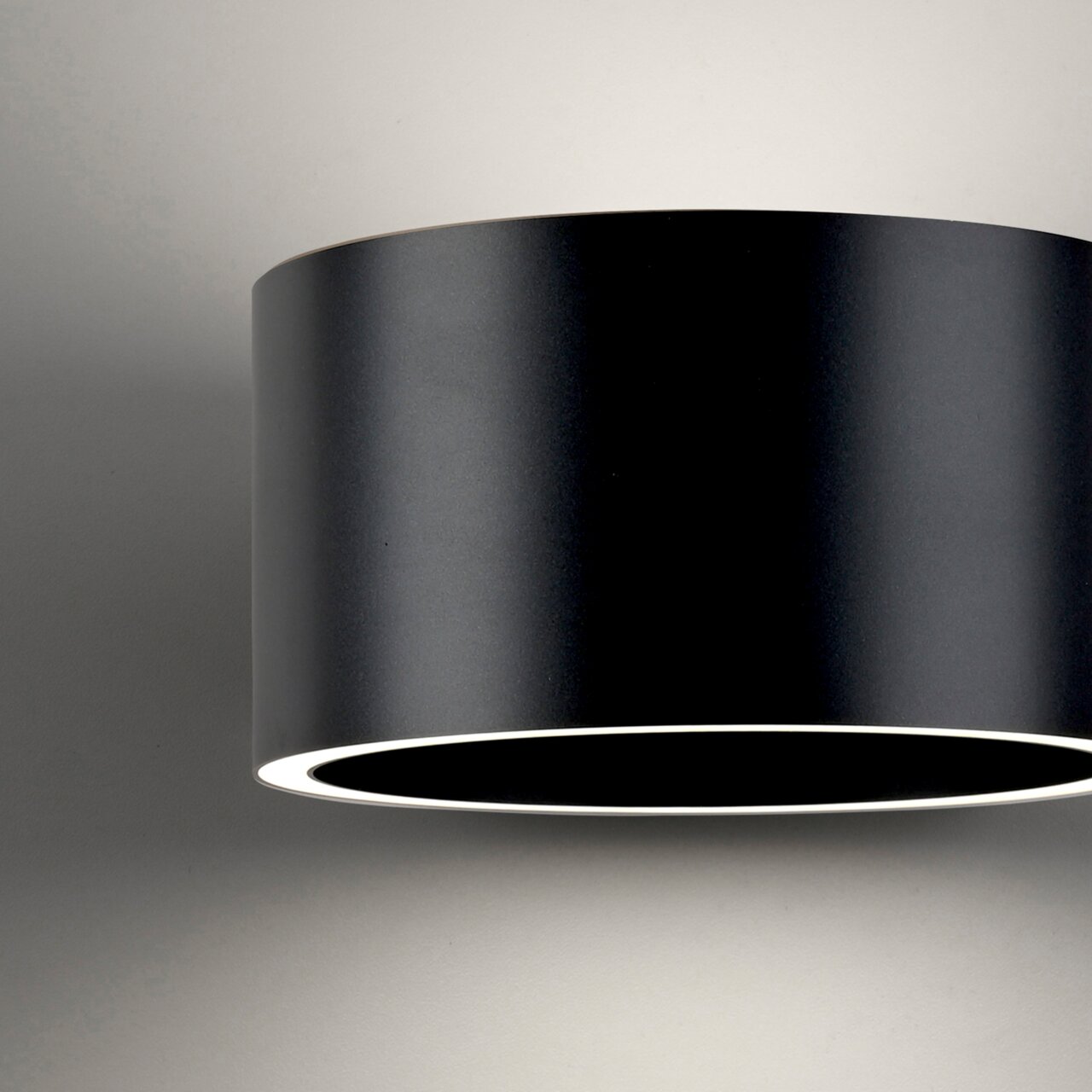 Schwarze, zylindrische Wandleuchte PURE CLIPSE von Paul Neuhaus, seitliche Perspektive