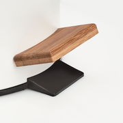 Nahaufnahme eines Kosmetikeimers mit einem Holzdeckel und einem schwarzen Pedal.