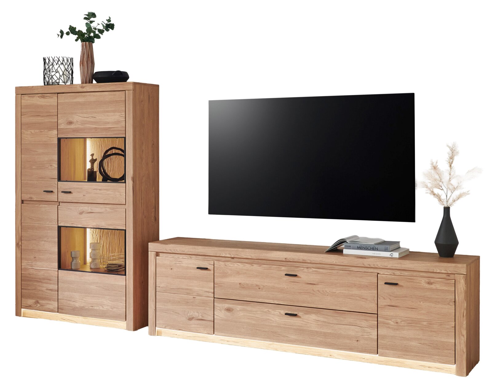 Wohnwand-Set aus hellem Massivholz mit Vitrine mit Beleuchtung, Lowboard mit Schubladen und aufgehängtem Flachbild-TV, frontal in leichter Schrägansicht von vorn auf weißem Hintergrund