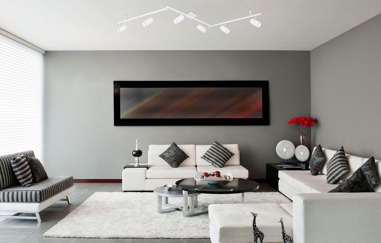 Globo Lighting Strahler ROBBY Moderner weißer Deckenstrahler mit fünf verstellbaren Spots in einem stilvollen Wohnzimmer, Perspektive von unten.