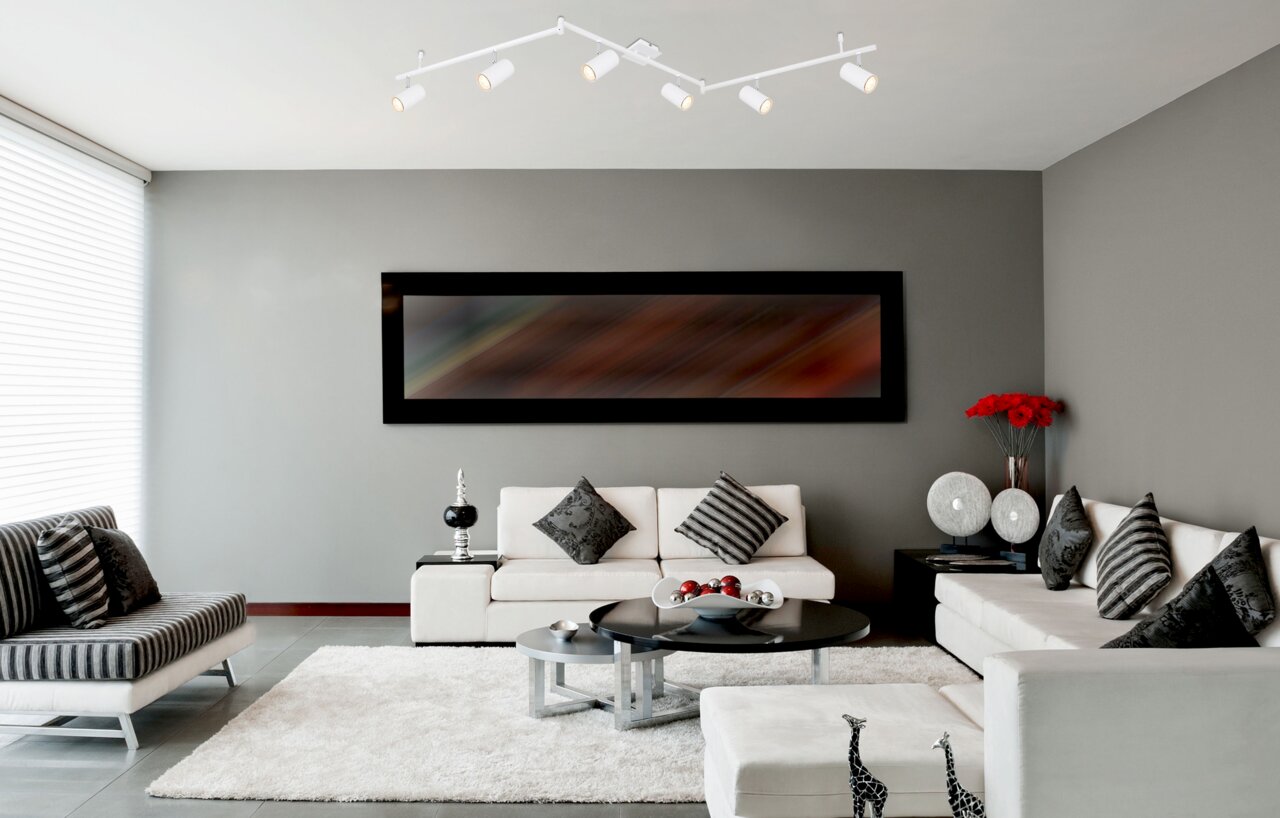 Globo Lighting Strahler ROBBY Moderner weißer Deckenstrahler mit fünf verstellbaren Spots in einem stilvollen Wohnzimmer, Perspektive von unten.