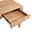 Nahaufnahme eines Schreibtisches aus Holz mit geöffneter Schublade, Perspektive von oben.