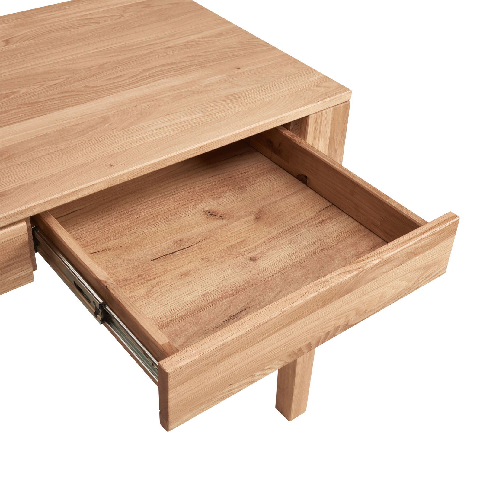 Nahaufnahme eines Schreibtisches aus Holz mit geöffneter Schublade, Perspektive von oben.