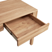 Nahaufnahme eines Schreibtisches aus Holz mit geöffneter Schublade, Perspektive von oben.