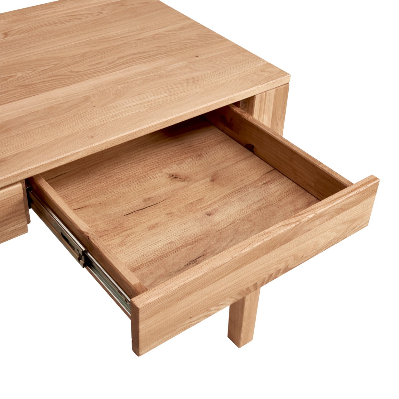 Nahaufnahme eines Schreibtisches aus Holz mit geöffneter Schublade, Perspektive von oben.
