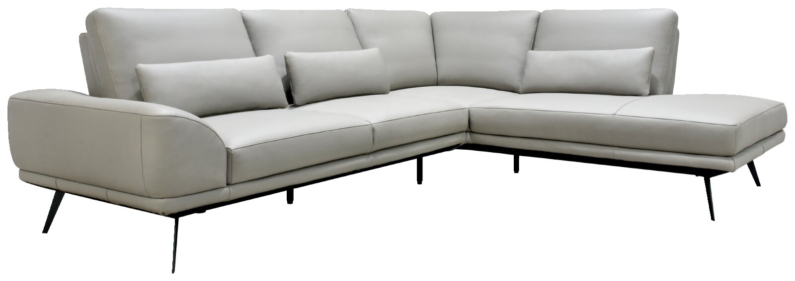 Lichtgrijze moderne hoekbank met chaise longue rechts, losse lendekussens en slanke zwarte poten, gezien vanuit schuin vooraanzicht