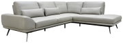 Lichtgrijze moderne hoekbank met chaise longue rechts, losse lendekussens en slanke zwarte poten, gezien vanuit schuin vooraanzicht