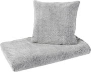 Graue Felldecke mit passendem Kissen, seitliche Perspektive