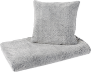 Graue Felldecke mit passendem Kissen, seitliche Perspektive