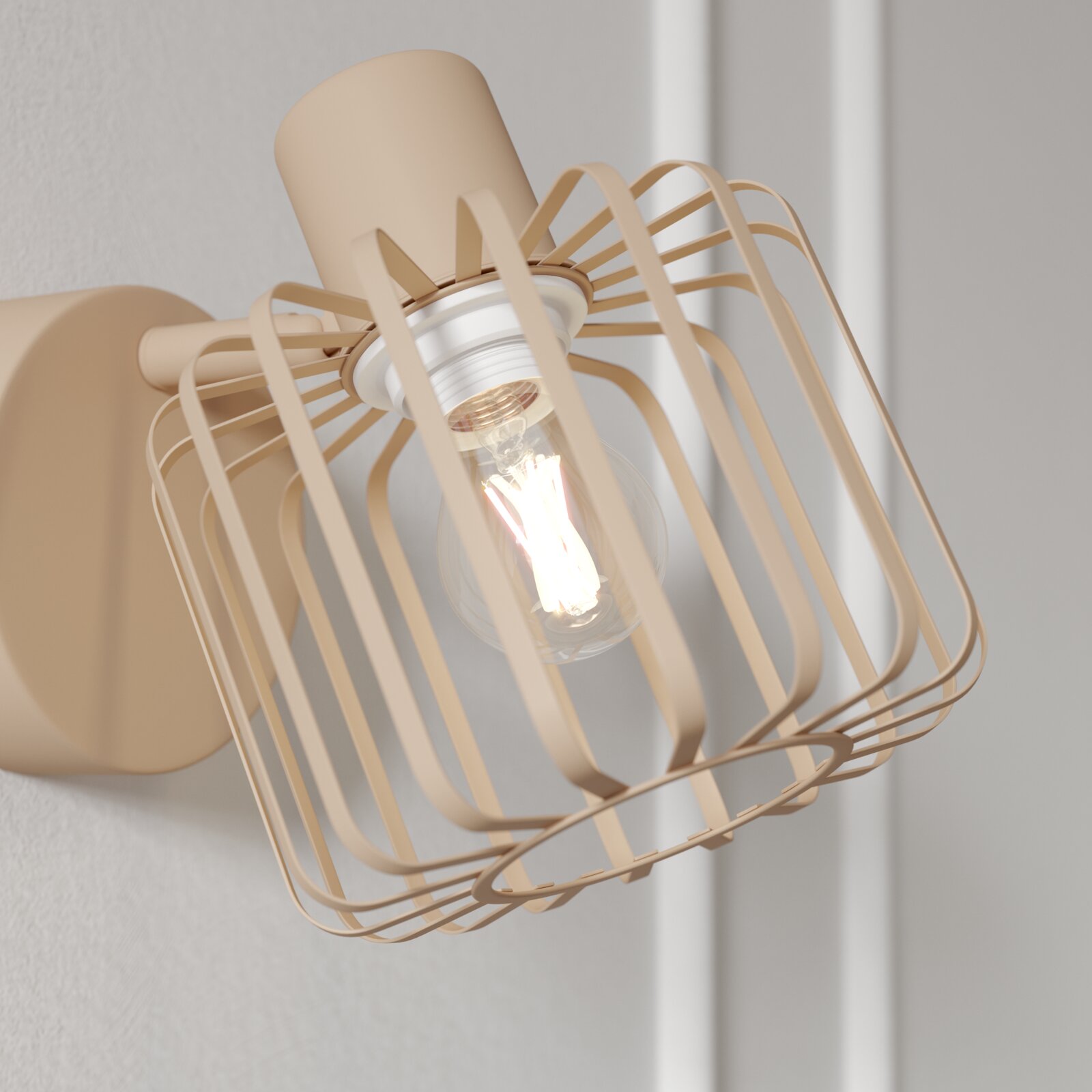 Beige Wandlampe mit modernem Drahtgitter-Schirm und sichtbarer, leuchtender Filament-Glühbirne, seitliche Nahaufnahme in leichter Untersicht.