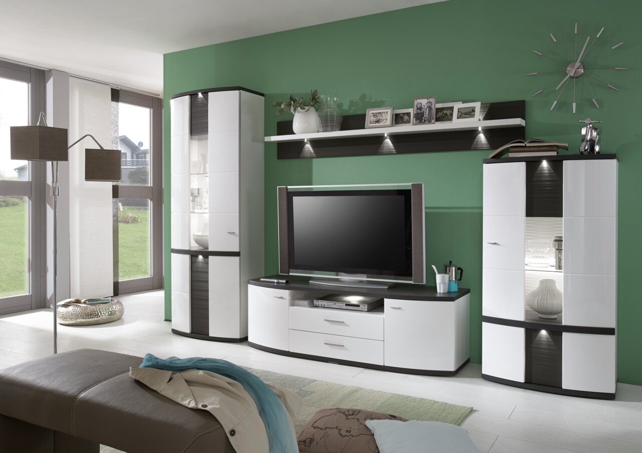 Zurbrüggen Wandkombination CABANA Moderne Wohnzimmer-Wandkombination in Weiß und Schwarz mit TV-Schrank, Vitrinen und Wandregal, seitliche Perspektive.