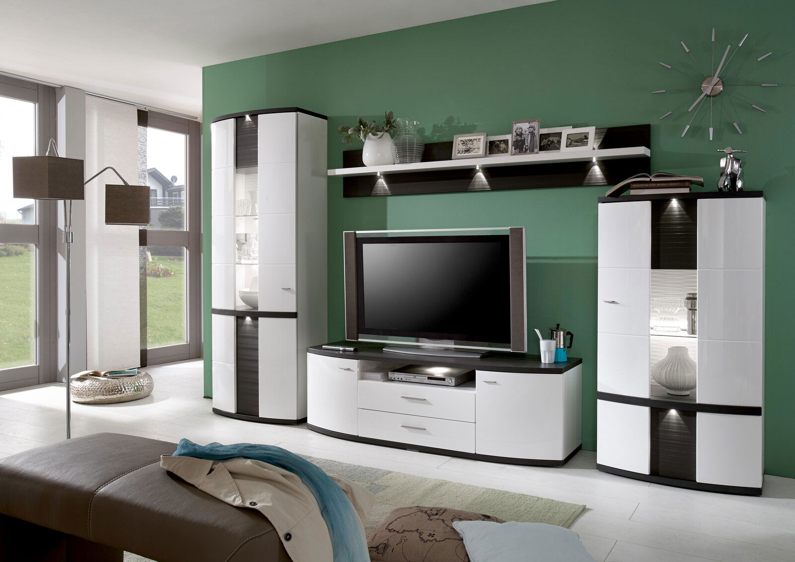 Zurbrüggen Wandkombination CABANA Moderne Wohnzimmer-Wandkombination in Weiß und Schwarz mit TV-Schrank, Vitrinen und Wandregal, seitliche Perspektive.