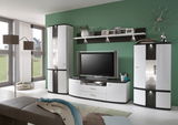 Moderne Wohnzimmer-Wandkombination in Weiß und Schwarz mit TV-Schrank, Vitrinen und Wandregal, seitliche Perspektive.