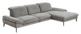 Graues Longchair-Sofa mit drei Sitzplätzen und einer Chaiselongue auf der rechten Seite, seitliche Perspektive.
