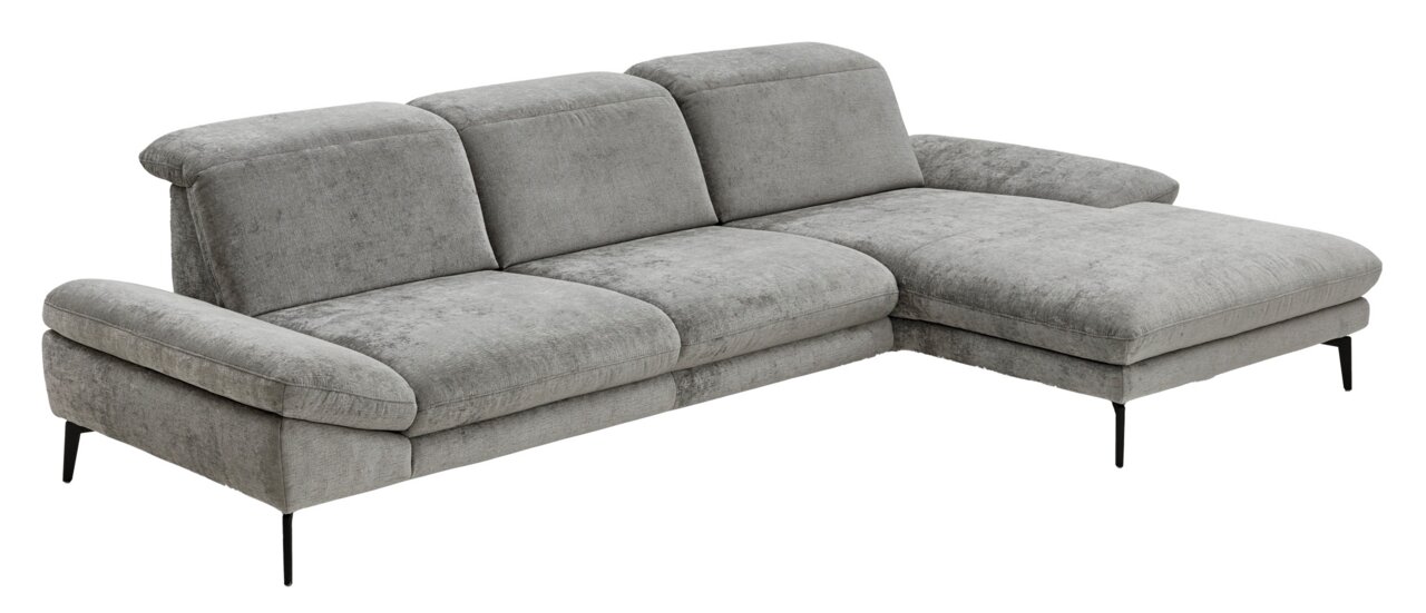 Grijze driezitsbank met chaise longue aan de rechterkant, gezien vanaf de zijkant.