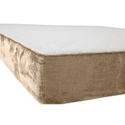 Gestoffeerd bed met beige velourslook en wit gewatteerd matras, schuin van voren vanuit een laag hoekperspectief gefotografeerd