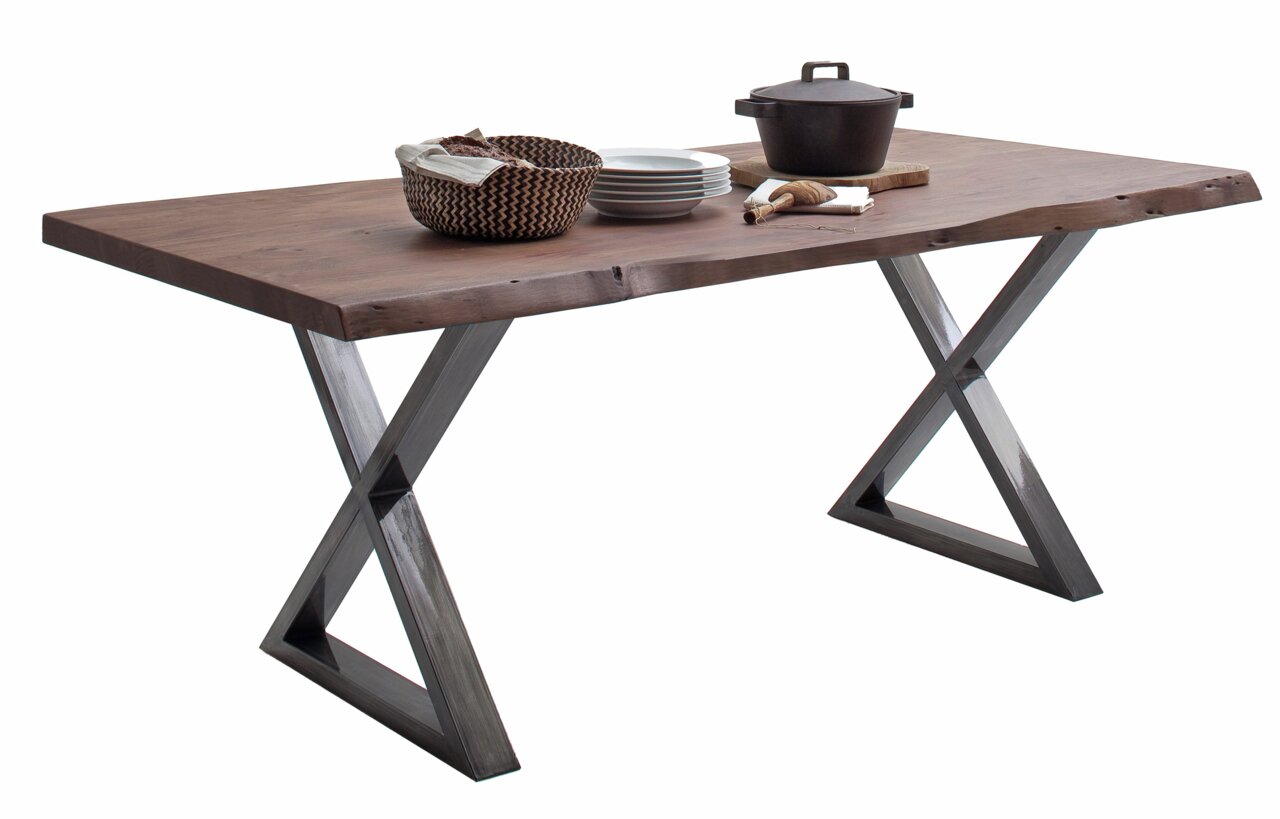 Moderne eettafel met een rustiek houten blad en X-vormige metalen poten, zijaanzicht