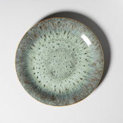 Runde Keramikschale mit blau-grün gesprenkelter Glasur und braunem Rand, Draufsicht von oben auf weißem Hintergrund