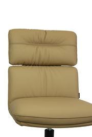 Beiger Stuhl mit gepolsterter Rückenlehne und Sitzfläche, Vorderansicht