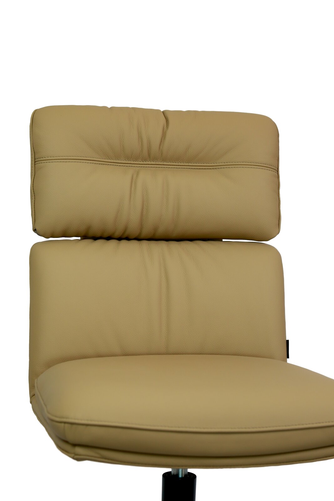 Beiger Stuhl mit gepolsterter Rückenlehne und Sitzfläche, Vorderansicht