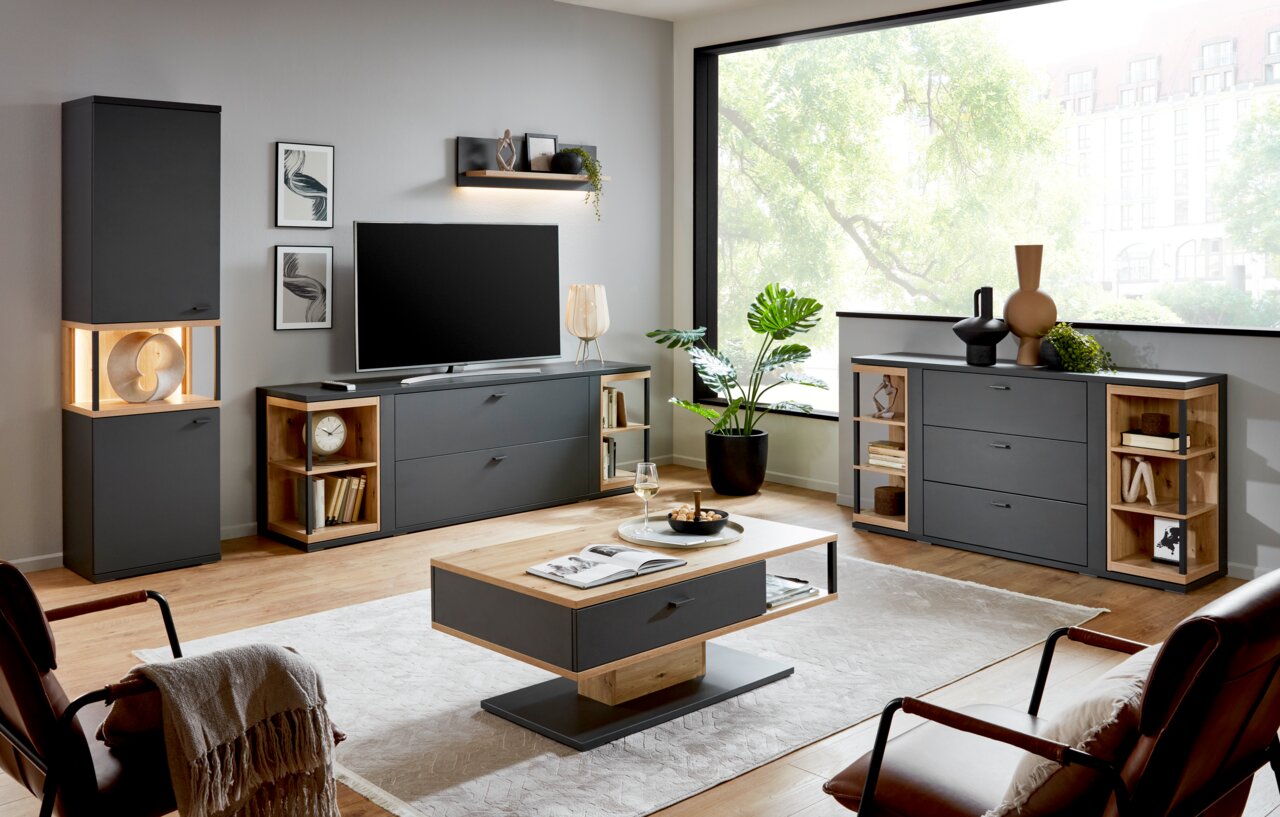 Modernes Wohnzimmer mit einem eleganten Sideboard in dunklem Grau und Holzoptik, frontal betrachtet. Das Sideboard bietet viel Stauraum und ist Teil einer stilvollen Einrichtung mit einem großen Fenster im Hintergrund.