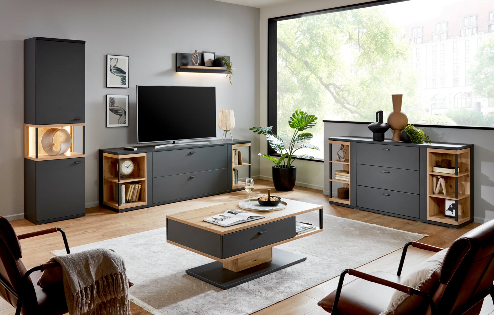 Een moderne woonkamer met een elegant dressoir in donkergrijs en houtlook, gezien vanaf de voorkant. Het dressoir biedt veel opbergruimte en maakt deel uit van een stijlvolle inrichting met een groot raam op de achtergrond.